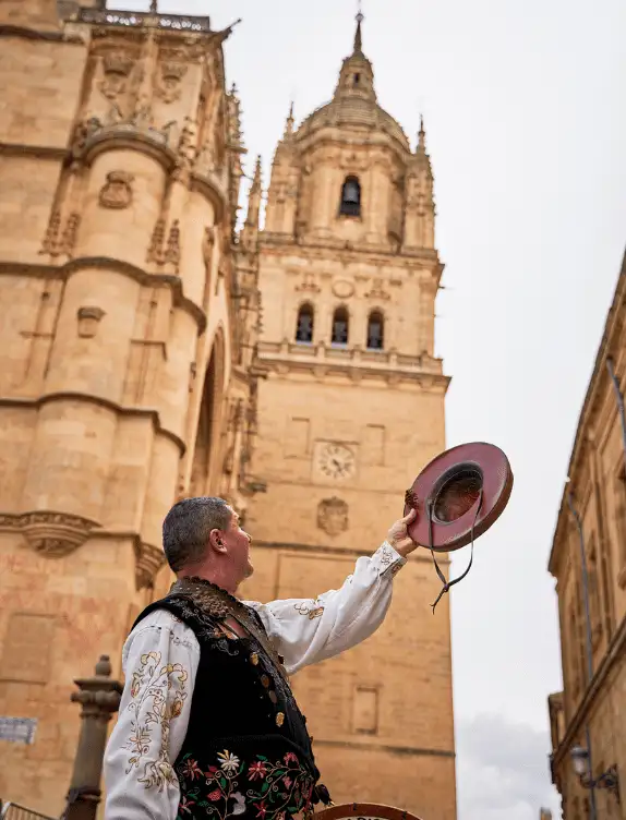 El mariquelo junto a la torre de la catedral
