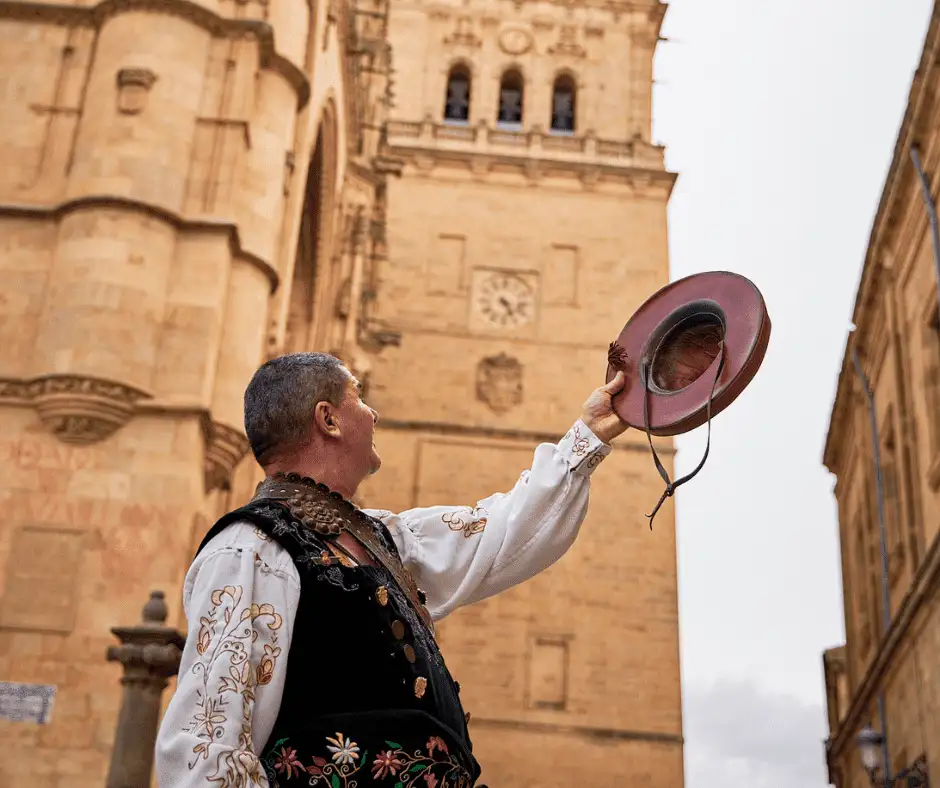 El Mariquelo mirando la torre de la Catedral