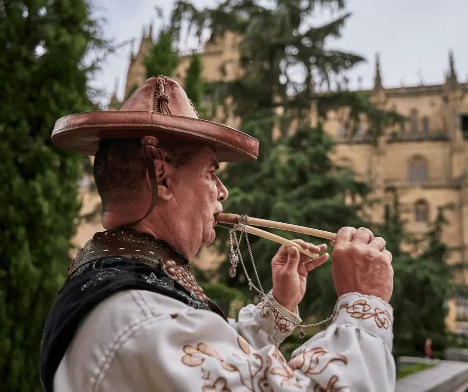 El Mariquelo tocando con fondo de la catedral de Salamanca